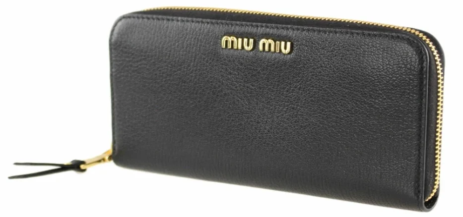 miumiuのマドラス財布