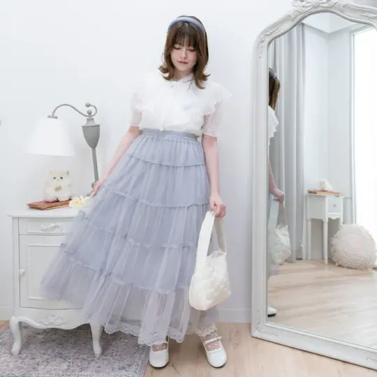 夢展望の白ブラウス×チュール春コーデ2025年11月