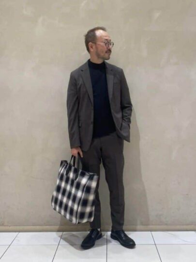 TOMORROWLANDの清潔感と若々しさを両立する大人コーデ